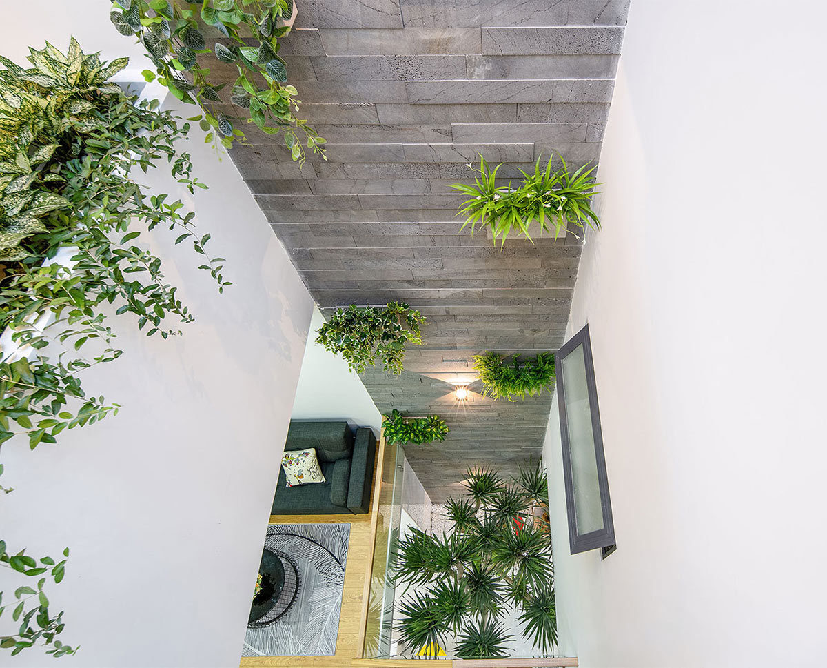 Mẫu thiết kế giếng trời cầu thang nhà ống đẹp thoáng mát