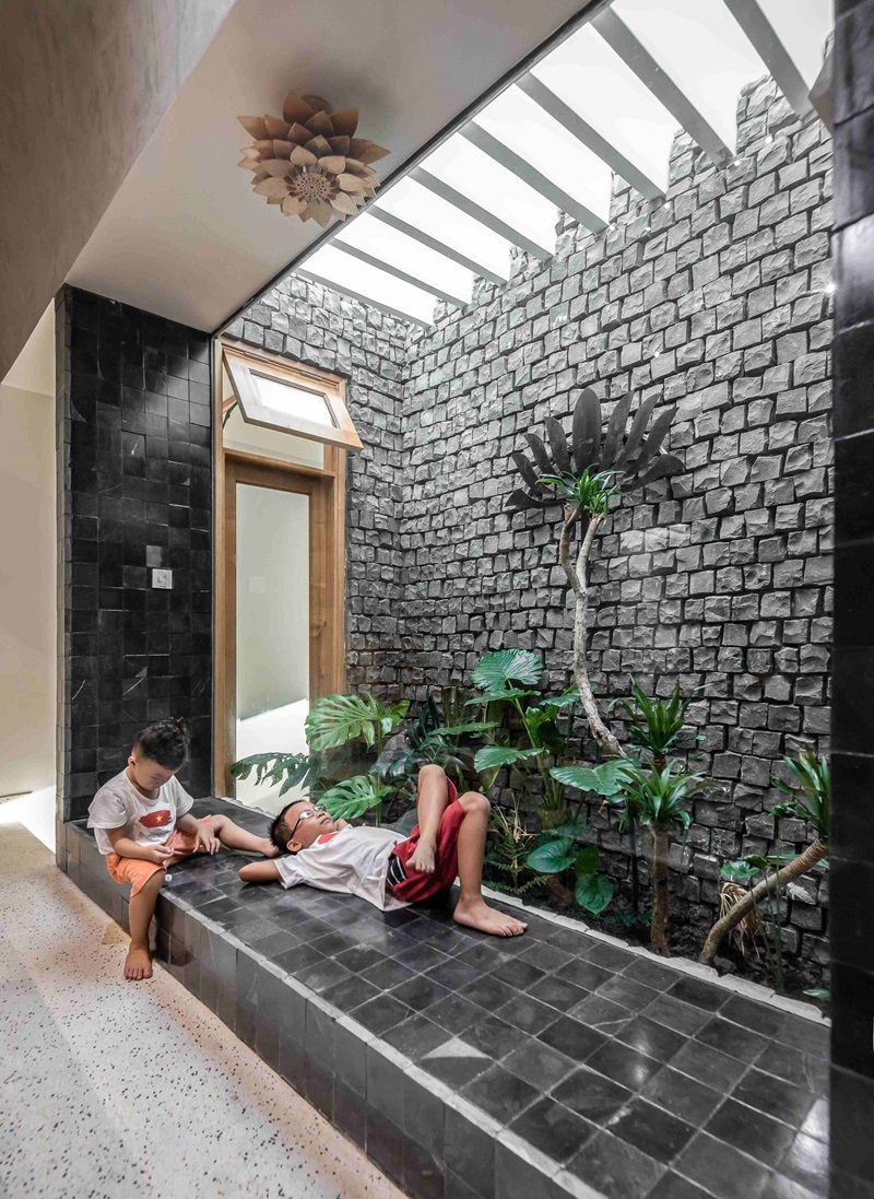 Mẫu thiết kế giếng trời cầu thang nhà ống