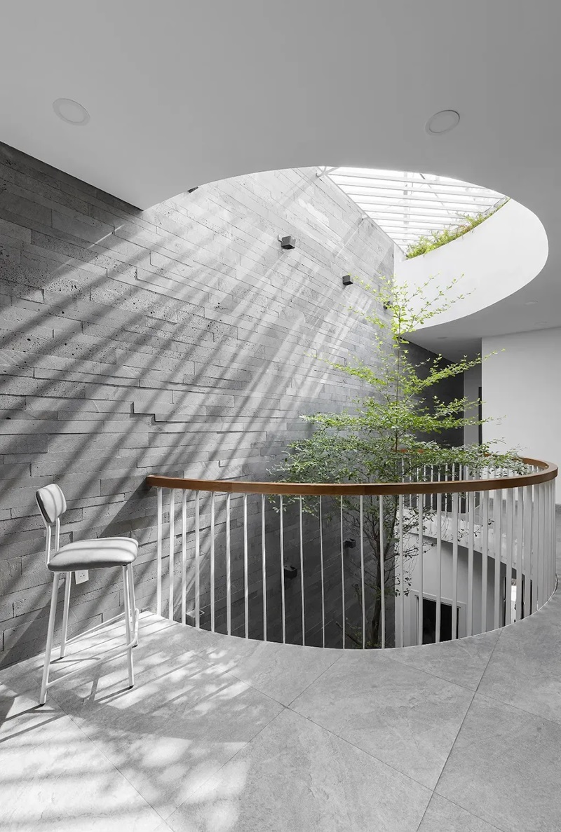 Mẫu thiết kế giếng trời cầu thang nhà ống