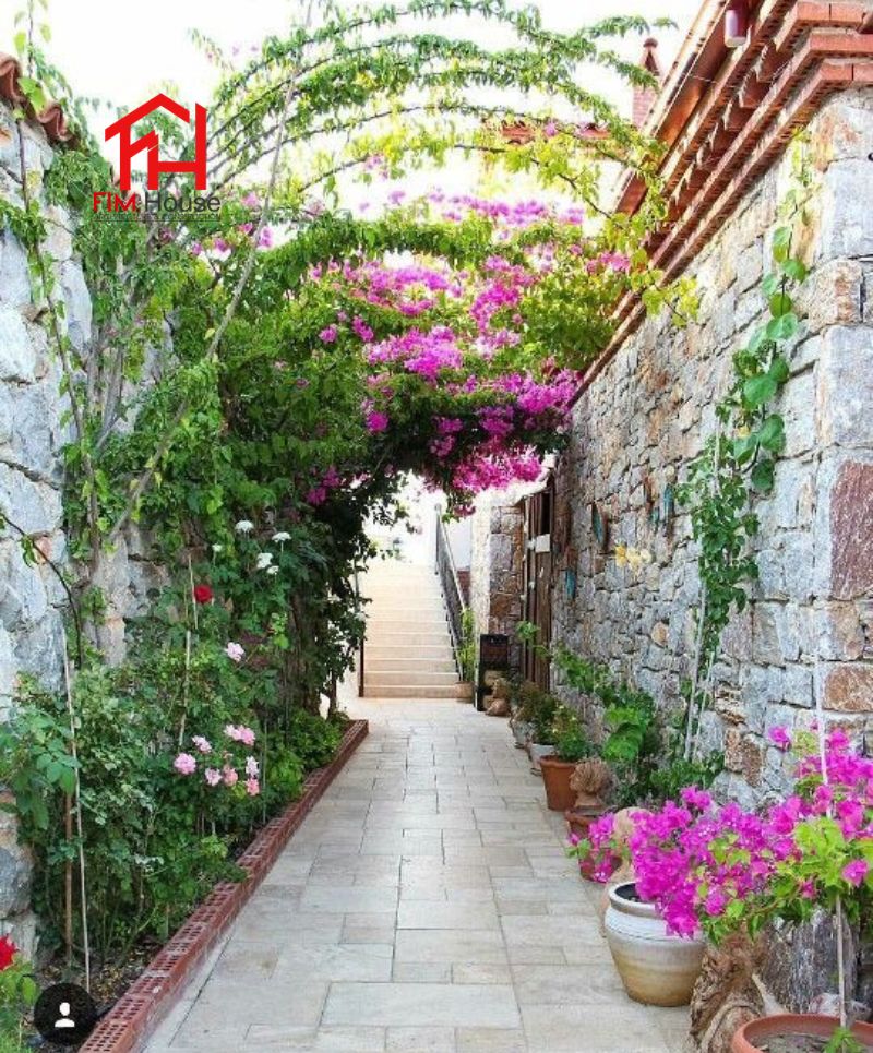 thiết kế sân vườn có vườn hoa