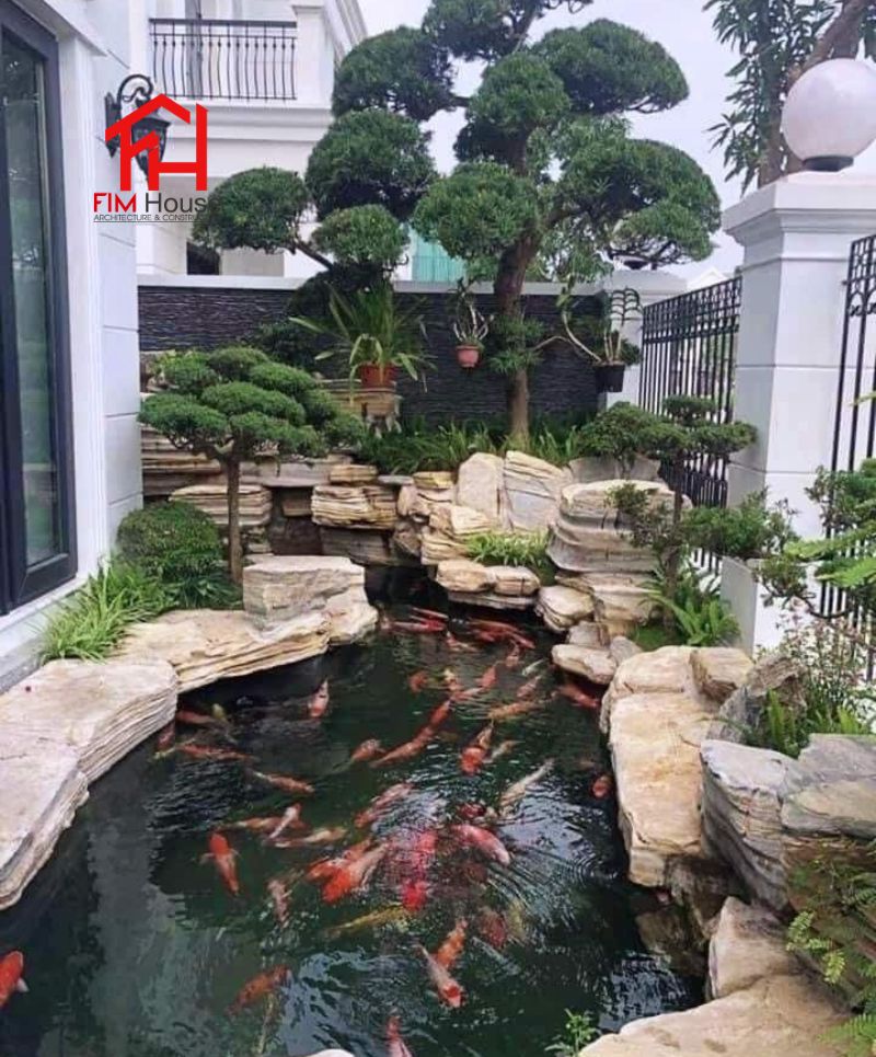 thiết kế sân vườn có hồ nước nhỏ