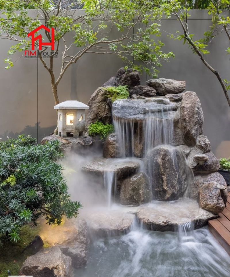sân vườn có thác đá