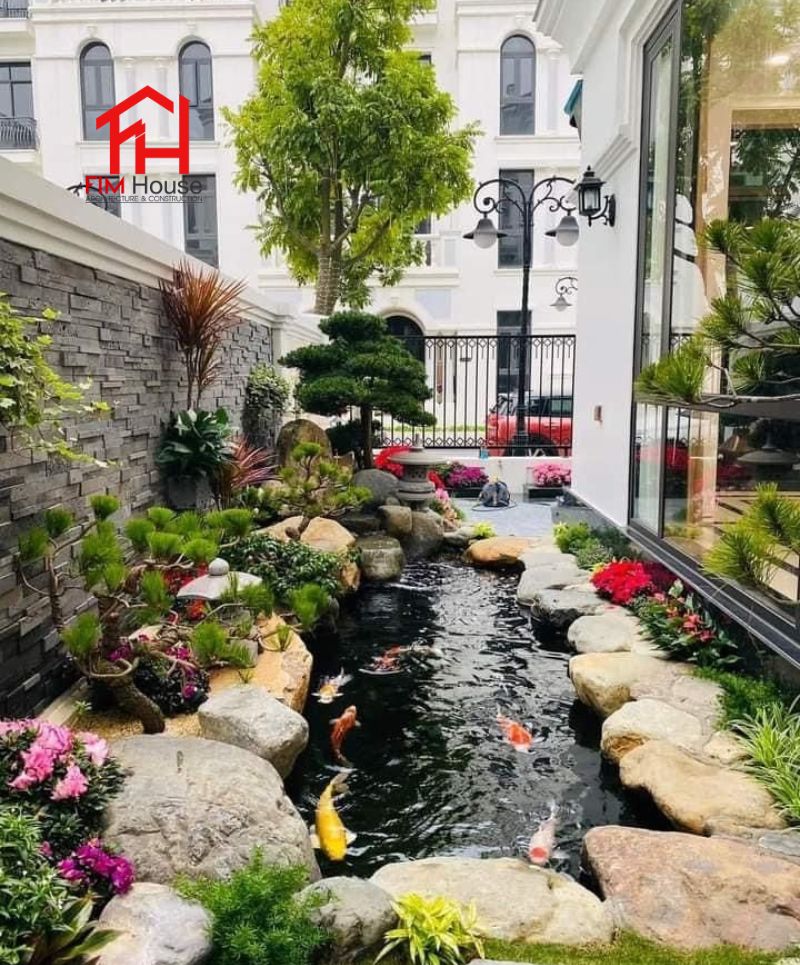 thiết kế sân vườn có hồ nước nhỏ