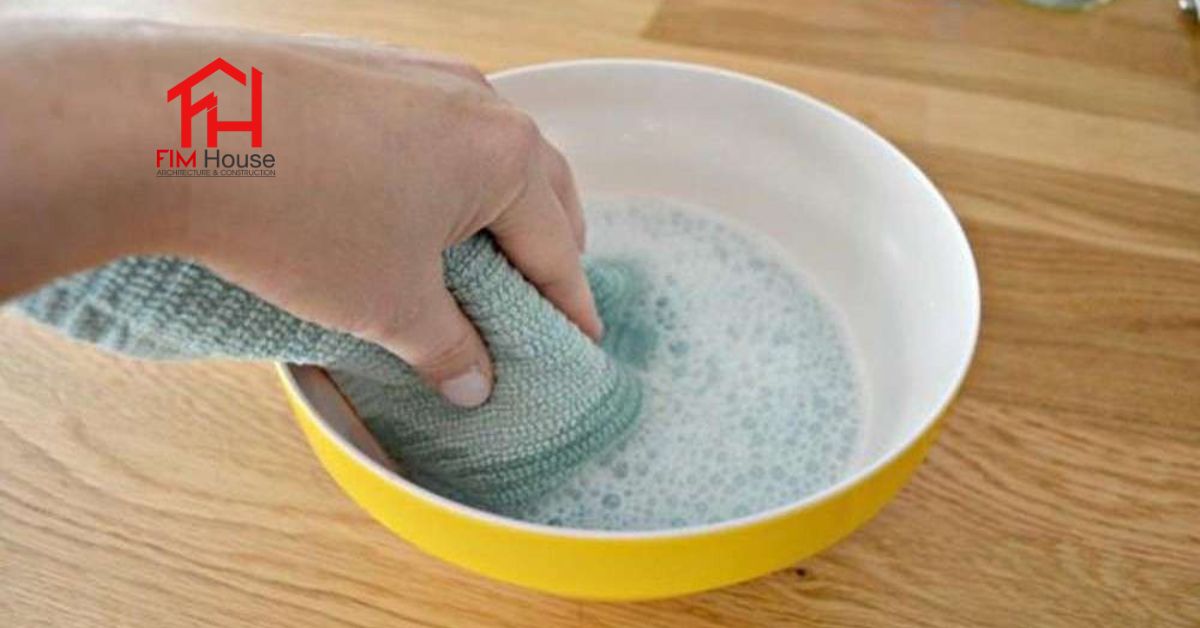 vệ sinh với dung dịch xà phòng pha loãng