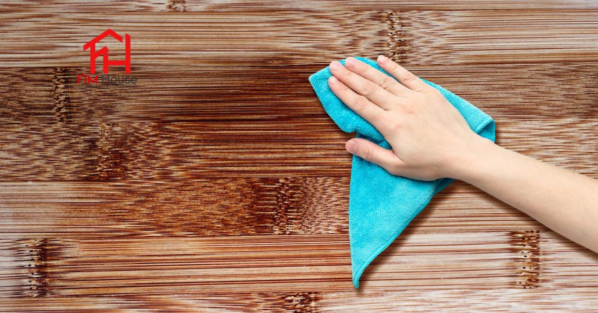 vệ sinh bằng khăn mềm và nước ấm