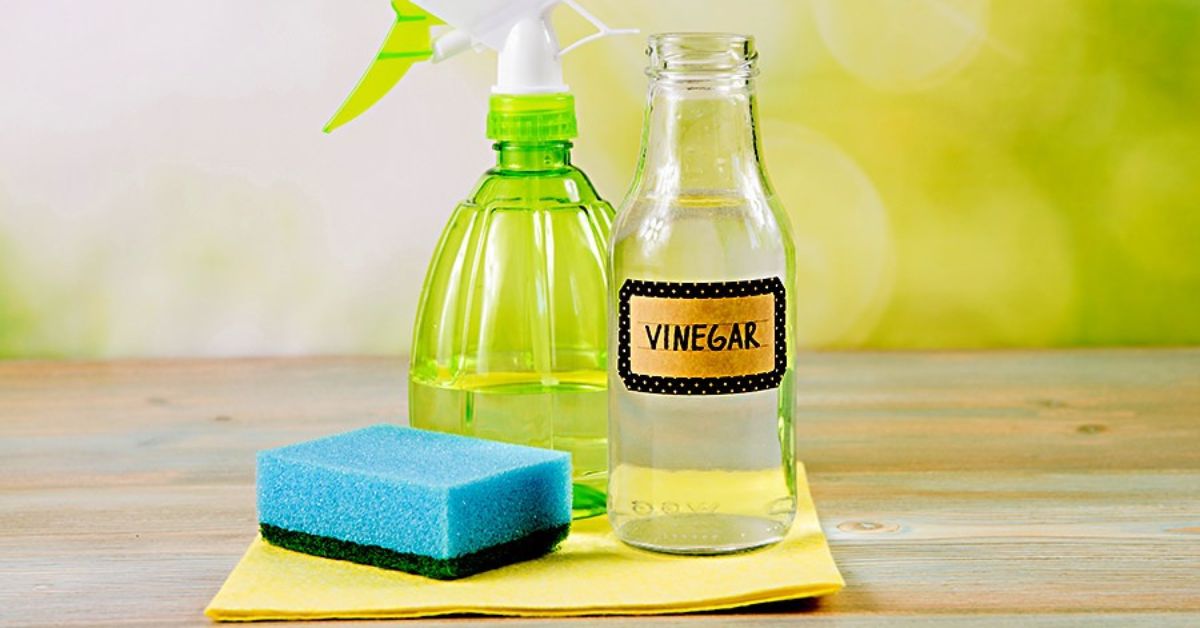 Dùng cồn hoặc nước lau kính chuyên dụng