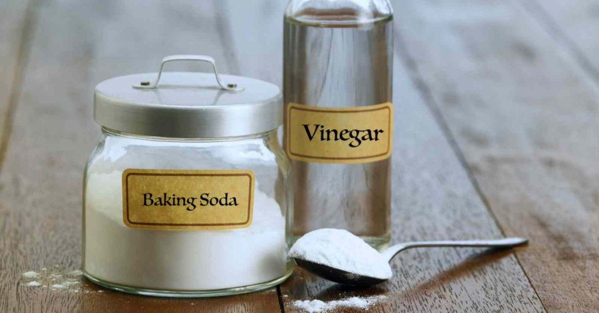 Dùng giấm trắng và baking soda