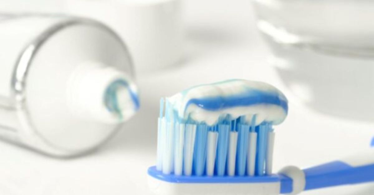 Dùng kem đánh răng