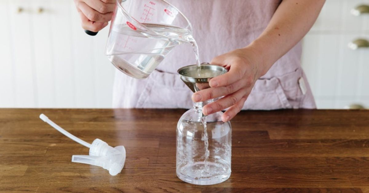 Dùng nước rửa chén và giấm