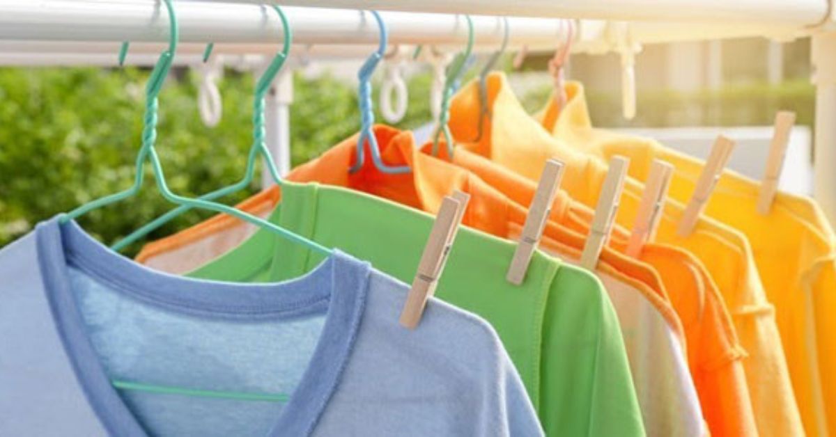 phơi quần áo ngoài nắng