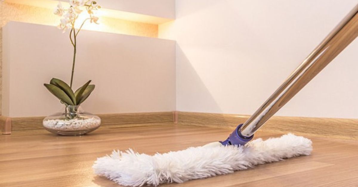 lau nhà bằng khăn khô