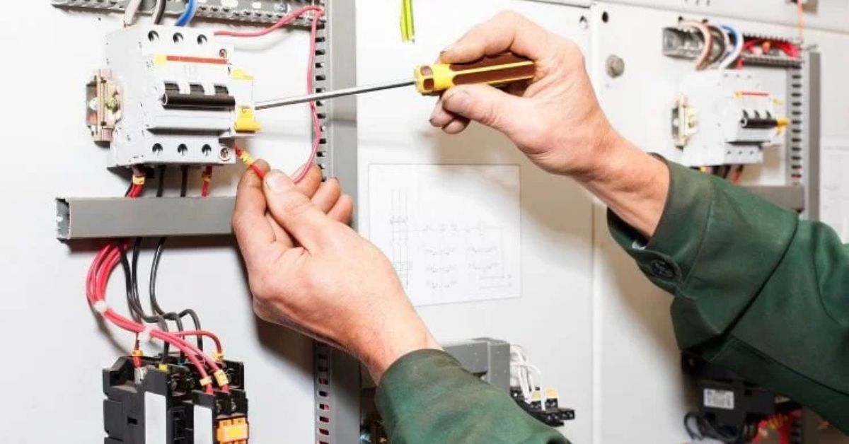 kiểm tra và bảo dưỡng thiết bị điện