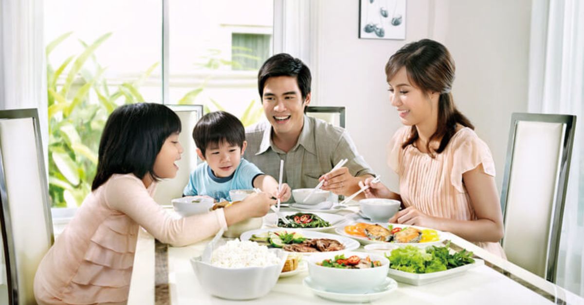 nấu ăn và ăn cơm gia đình đầu tiên